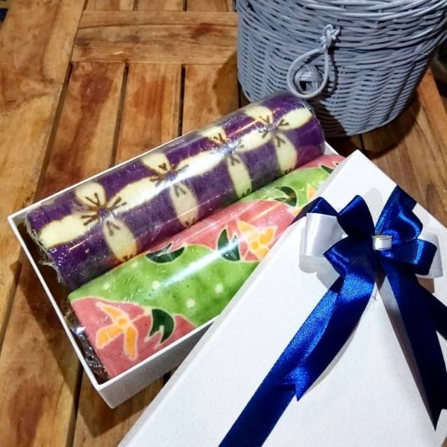 

Bolu Gulung Batik Paket Hampers Hantaran