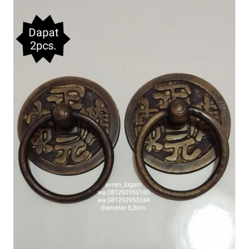 Handle kuningan gebyok antik diameter 6,5cm.