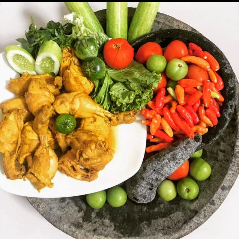 

AYAM UNGKEP BUMBU KUNING, AYAM UNGKEP BUMBU KUNING EXTRA LENGKOAS UNTUK HIDANGAN KELUARGA