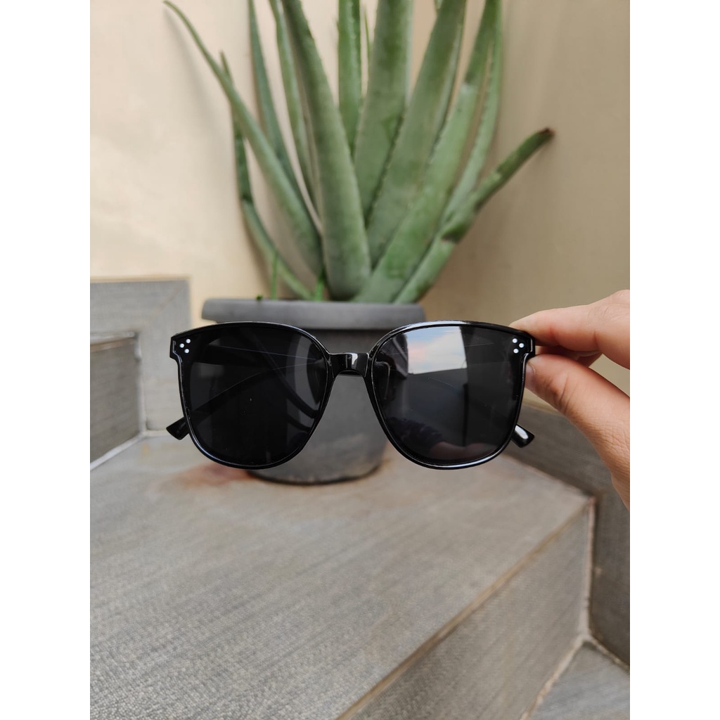 Kacamata Korea Black Hitam Korean Fashion Sunglassess Wanita/Pria unisex Free Sarung + Kain Lap