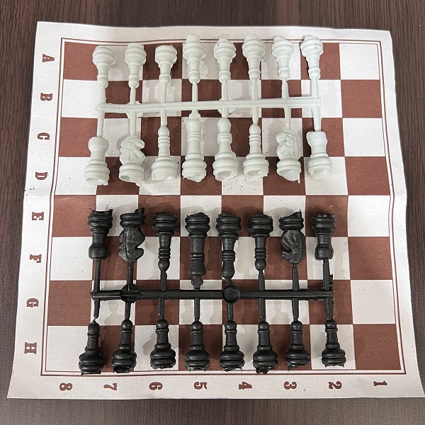 Catur Mini Mainan Anak-Anak Bahan Plastik Papan Catur Kecil Chess Mini Small Mainan Anak Plastik Murah kecil Putih Hitam bahan plastik Anak Permainan Board Game Games Papan Catur Kertas Grosir Prakarya Malang