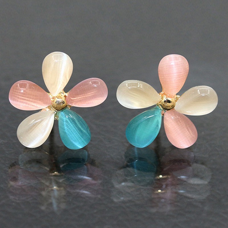 Anting bunga segar kecil lima kelopak Anting-anting pejantan opal lucu