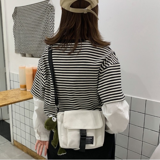 Tas Korea Kasual Sederhana Kipas Sastra Solid Messenger Bag Tas Kanvas Tebal Tas Fashion Pria Wanita Import Korean Casual Simple Literary Fan Solid Messenger Bag Canvas Bag Fashion Bags