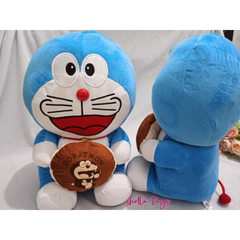 Boneka Doraemon Pegang Dorayaki, Love dan Wokmen Ukuran XL