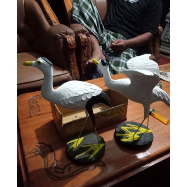 patung pajangan burung bangau hiasan kolam di packing dengan kayu
