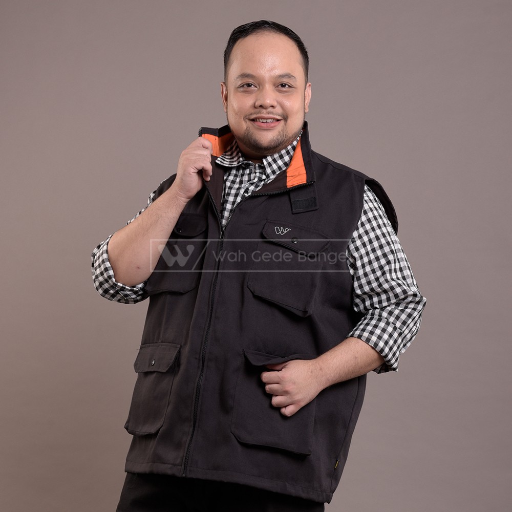 

Jaket Rompi Vest Outdoor Hitam Bigsize Jumbo Pria Ukuran Besar XL XXL