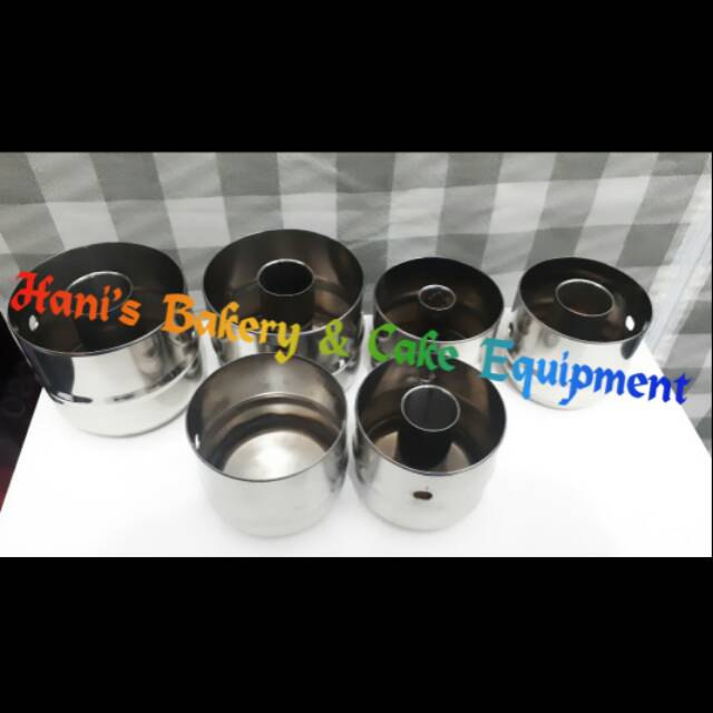 

Satu Set Cutter Donat Regular 8cm & Cutter Bomboloni 7cm