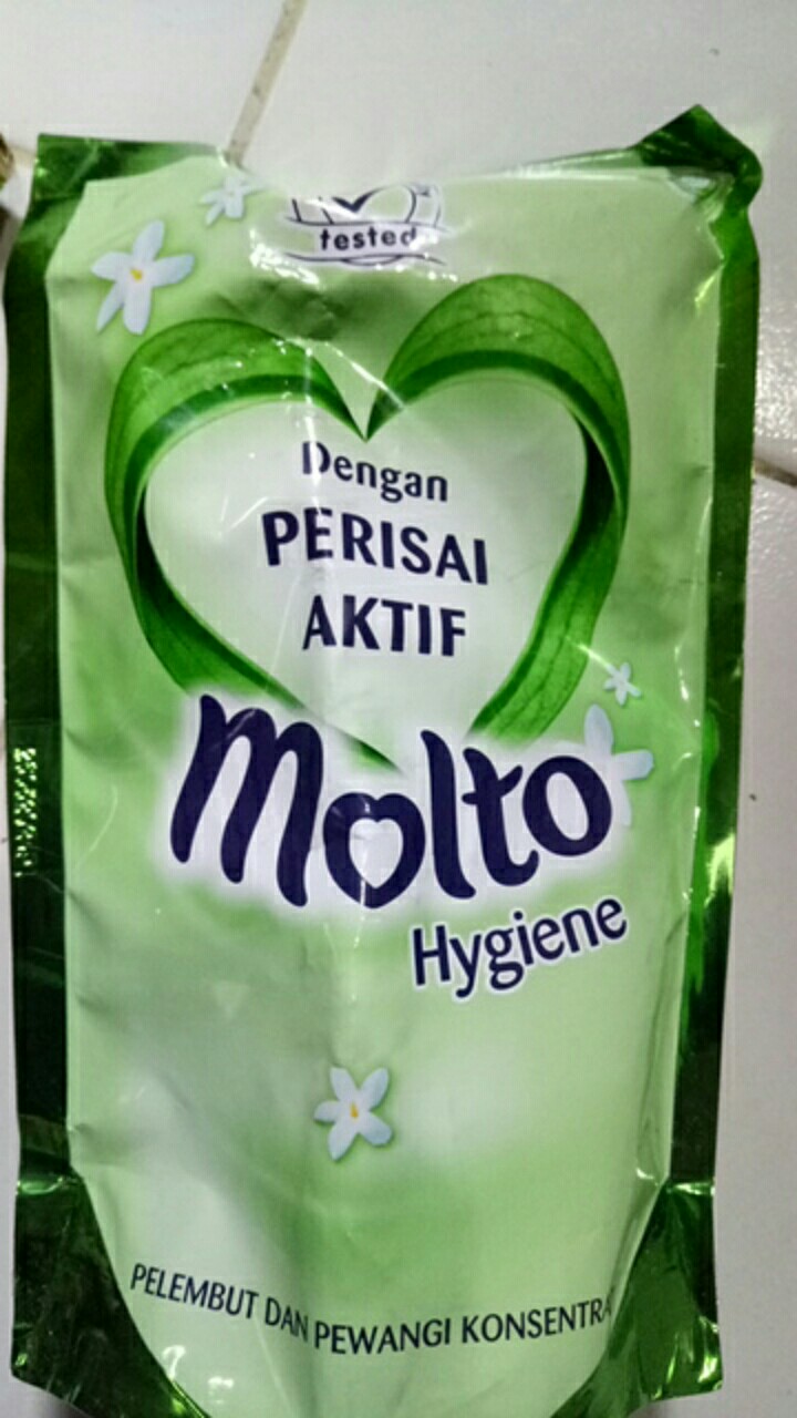 Pelembut Dan Pewangi Pakaian Molto Hygiene 720ml