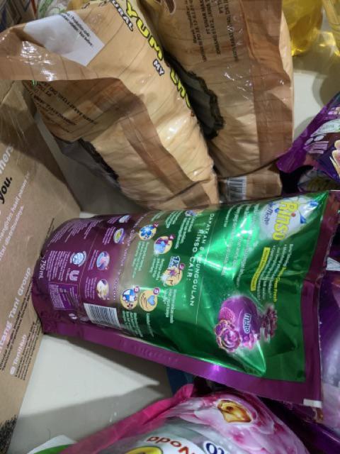 Rinso Molto Perfume Essence Deterjen Cair 750ml