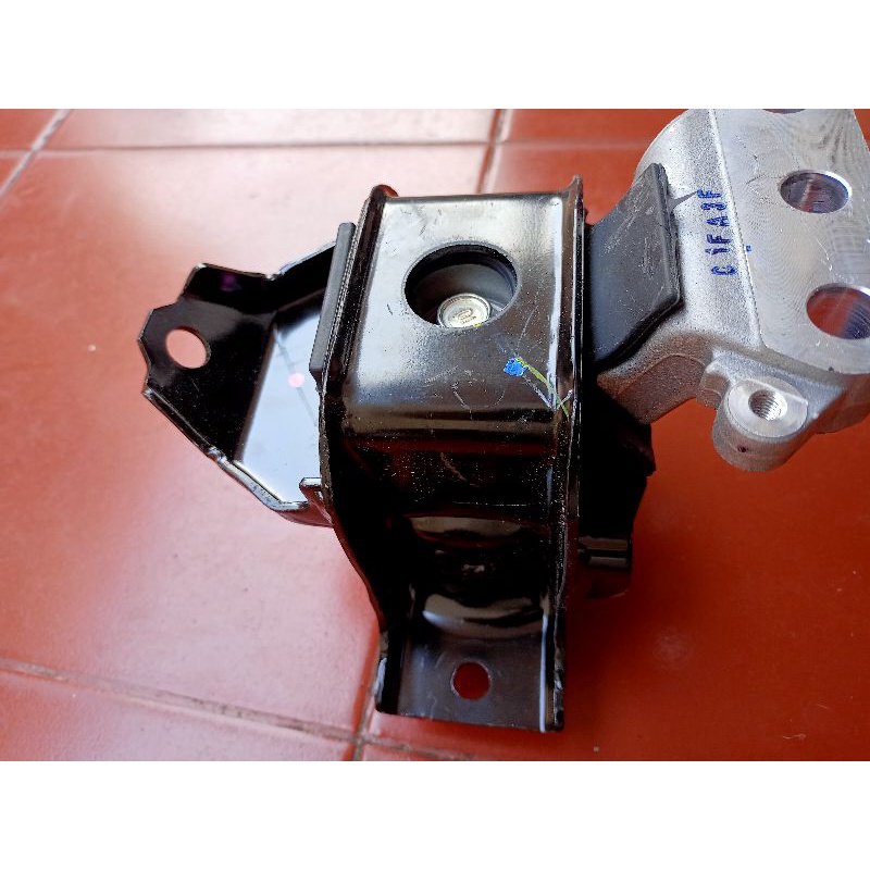 ENGINE MOUNTING NEW ERTIGA