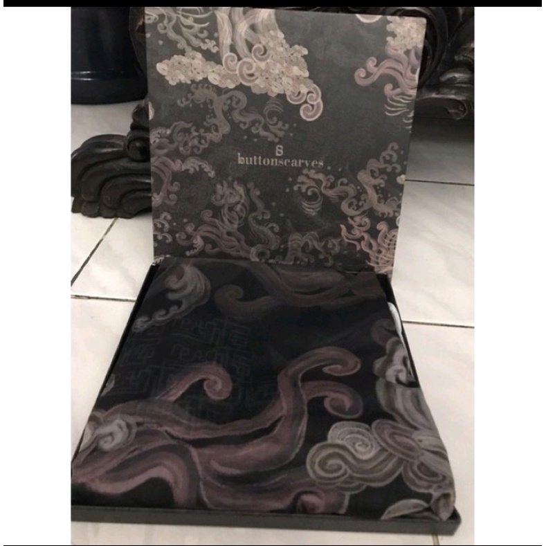 Buttonscarves wave preloved xl with box