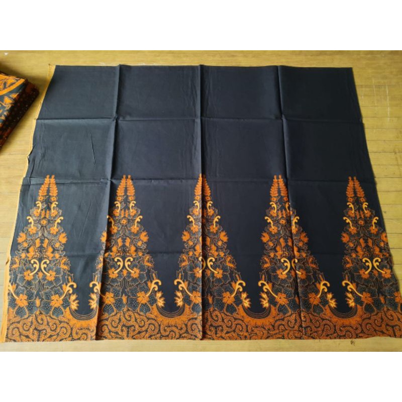 Jarik Motif Gunungan Latar Hitam