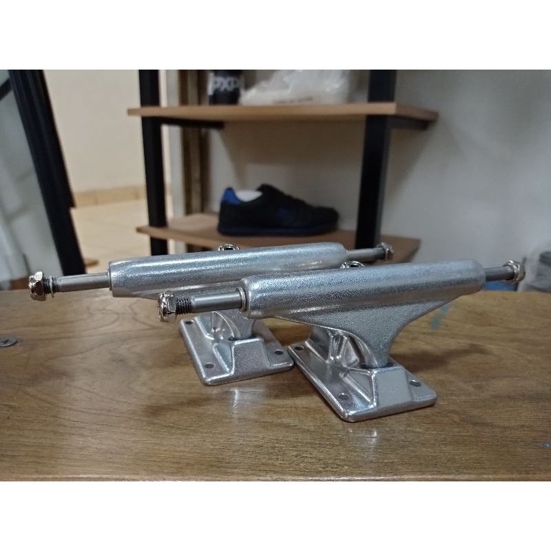 

Skateoard trucks blank double hollow 139