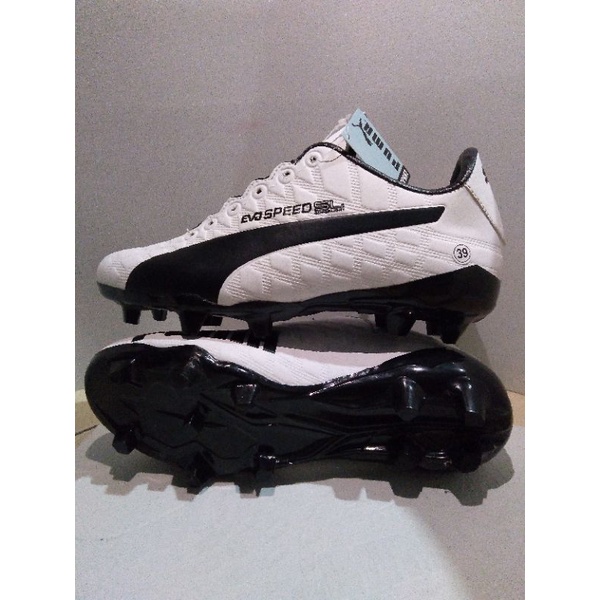 Sepatu bola puma putih import.