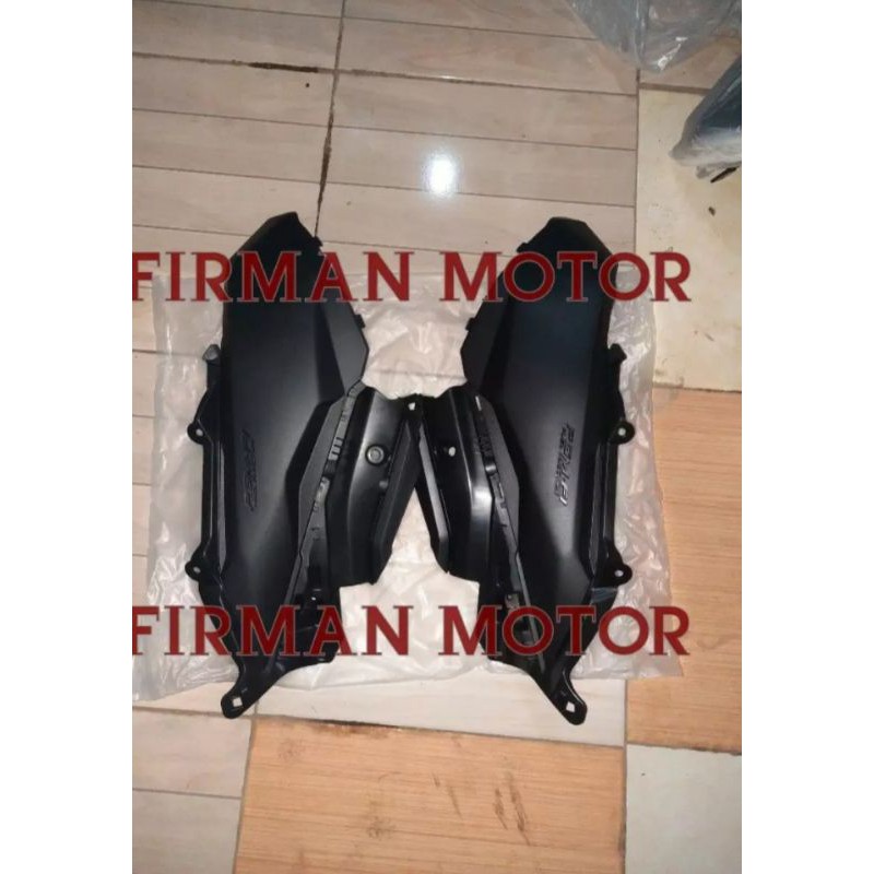cover sambungan body bawah jok Honda Vario 125 150 new original