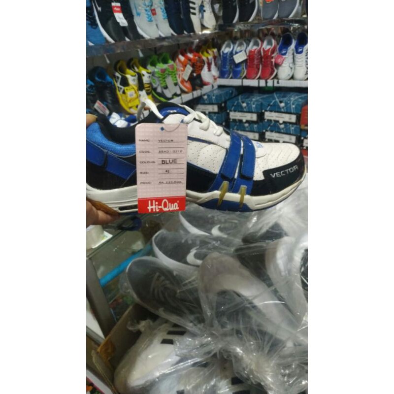 sepatu badminton hi qua