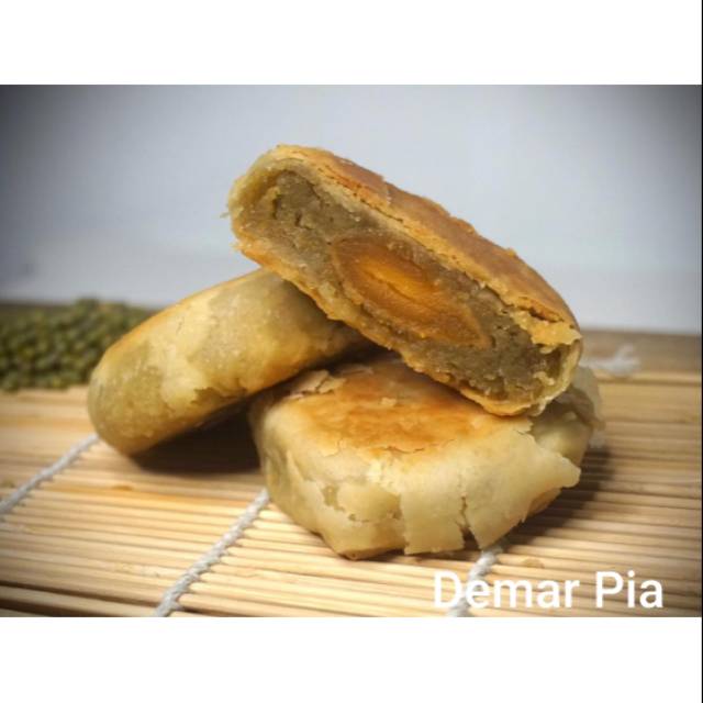 Kue bulan pia isi kacang hijau telur asin halal