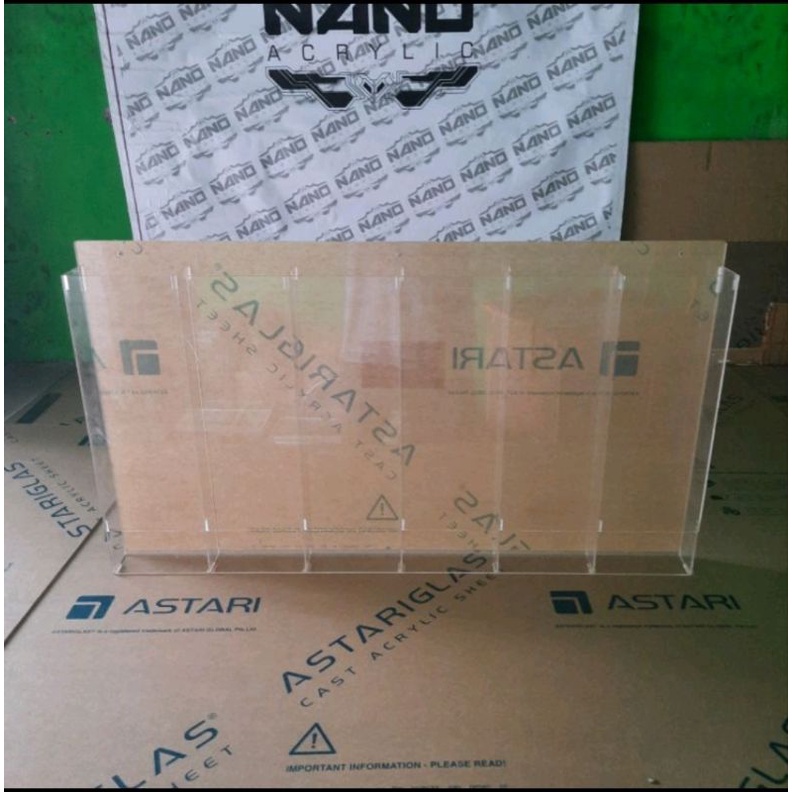 Akrilik Display mie instan, Model Tempel Dinding