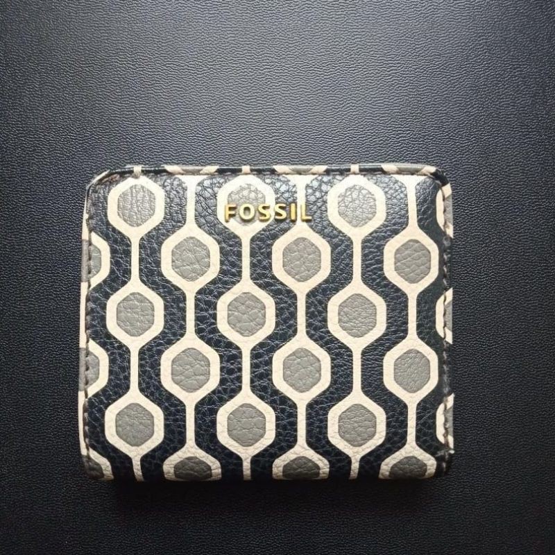 PRELOVED - FOSSIL Small bifold WalletWallet only, Good condition