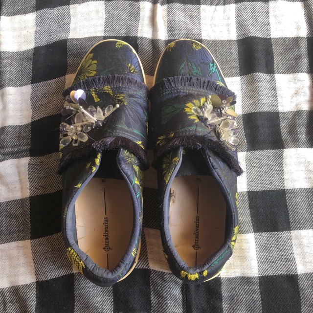 Preloved Sepatu Stradivarius