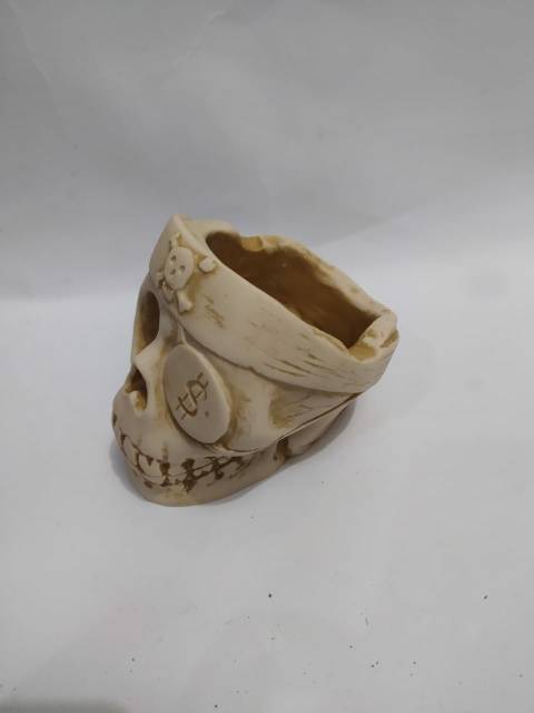 ASBAK ROKOK BENTUK TENGKORAK BAJAK LAUT UKURAN 10x8x9 cm BAHAN FIBERGLASS - DEKORASI RUMAH