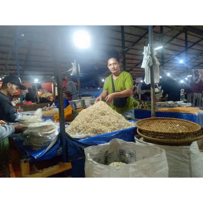 

makanan bergizi, toge, tahu, tempe, oncom, mie aci , lumpia, otak2