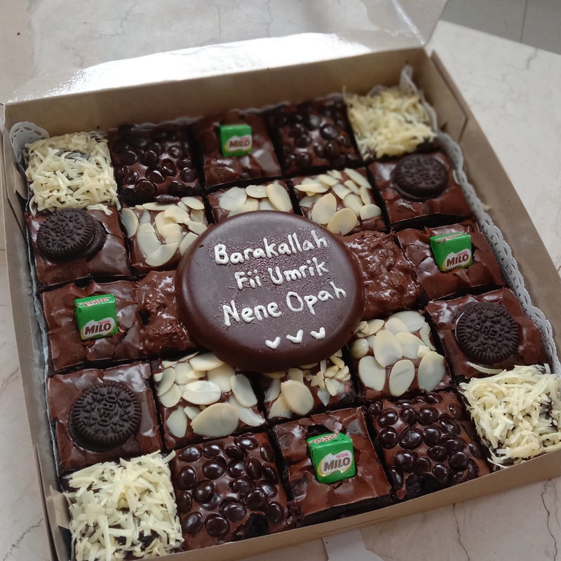 

Brownies ulang tahun/brownies sekat birthday/ browkat custom 20x20 dengan coklat blok tulisan butter cream