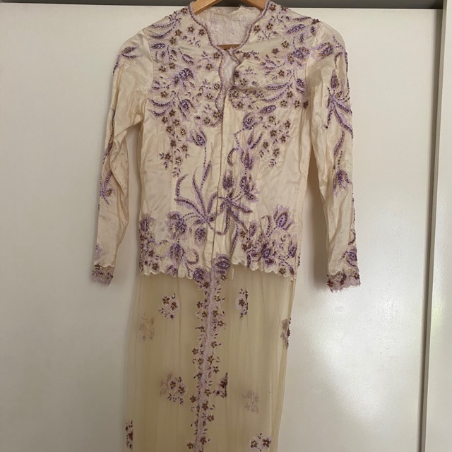 KEBAYA FULL PAYET CREAM UNGU