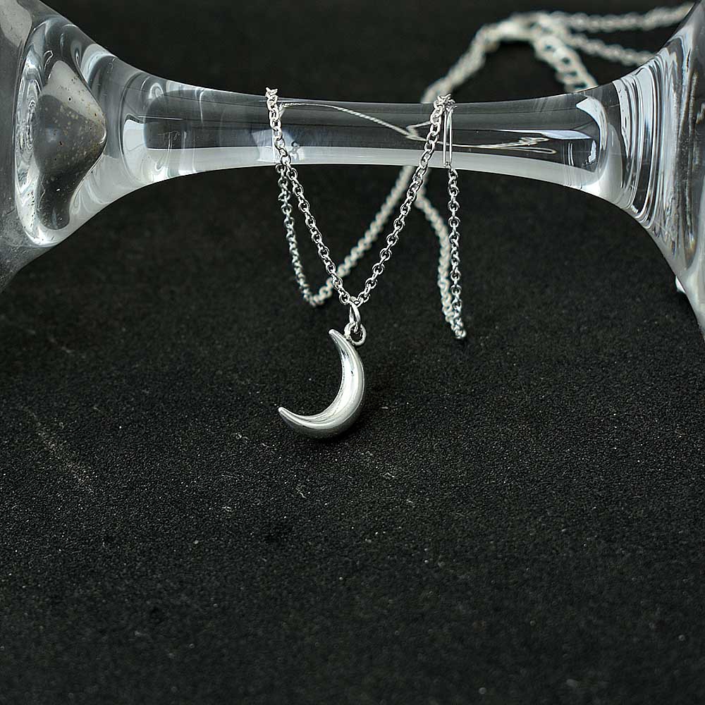 Kalung Rantai Pendek Liontin Bulan Sabit Bahan Metal Warna Silver Untuk Wanita