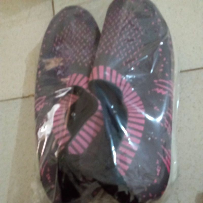 sepatu olahraga wanita bekas