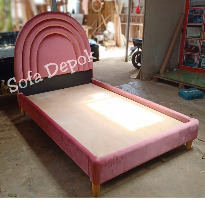 Tempat tidur anak perempuan