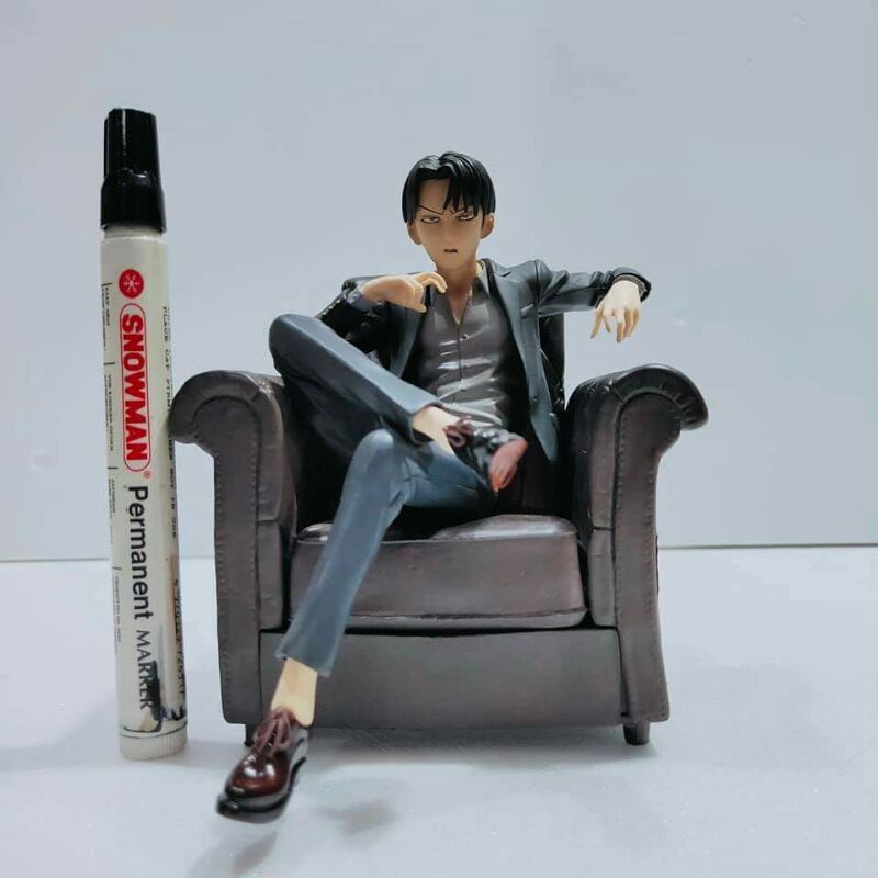 mainan action figurelevi duduk sofa
attack on titan