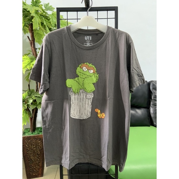 Kaos Uniqlo X KAWS Sesame Street