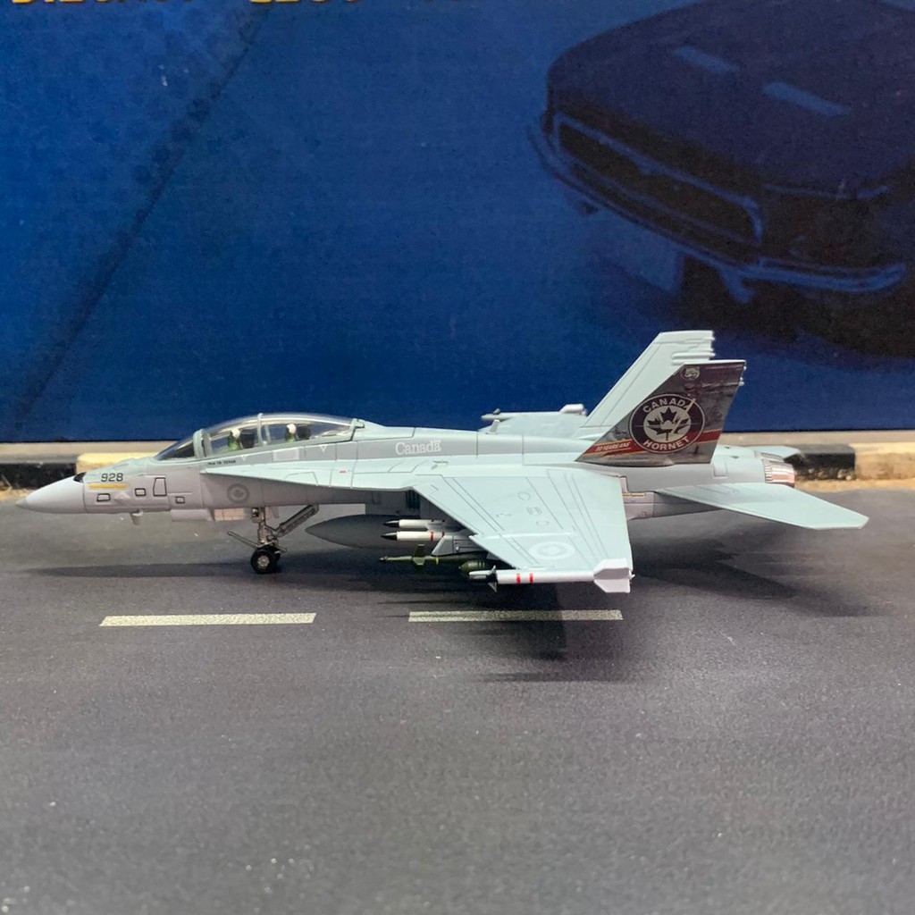 JL Model F-18B Hornet Strike Fighter Skala 100