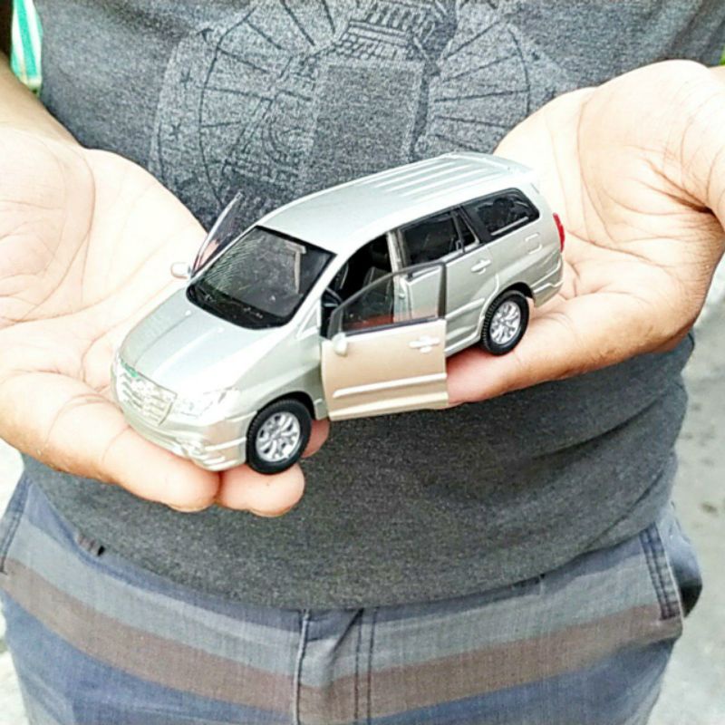 miniatur mobil toyota kijang innova barong silver 2014