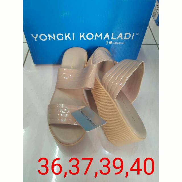 Sandal wedges yongki komaladi
