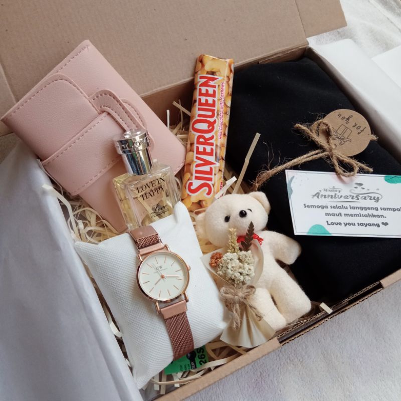 (SPESIAL A) Hampers Gift box Kado Spesial ulang tahun cewek wisuda isi jam tangan , boneka , coklat , hijab , dompet , parfum