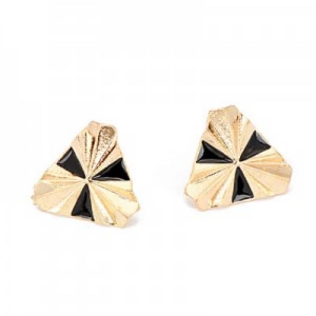 Anting segitiga black gold