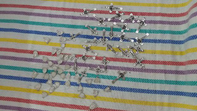 Salib Rosario Benediktus Bunga