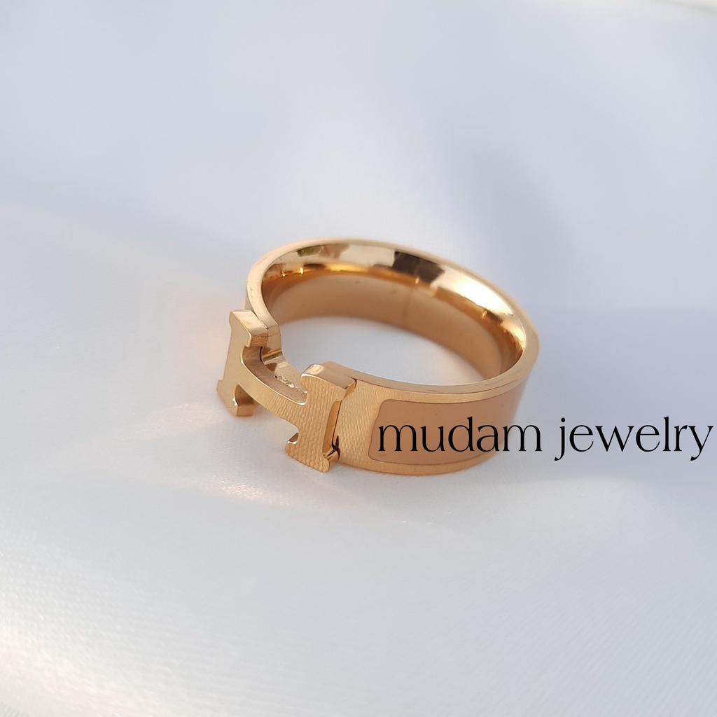 Cincin Titanium Model Huruf &quot; H &quot; Mewah dan Elegan Warna Rose Gold dan Gold