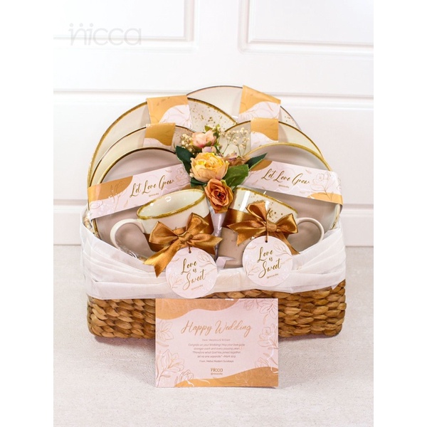 

Hampers kado wedding gift parcel hadiah nikah set keramik custom