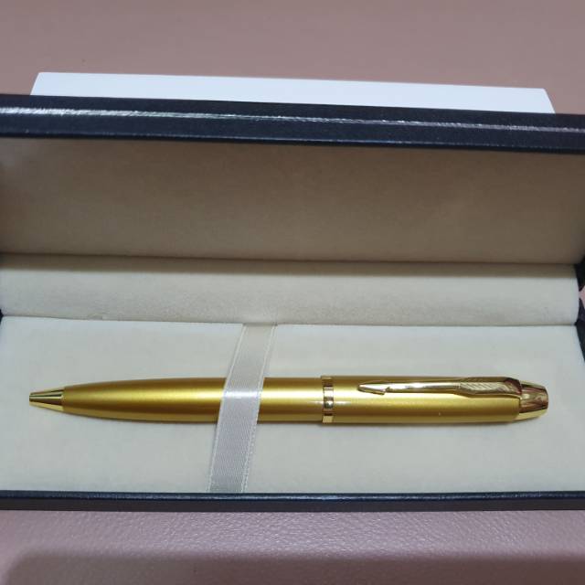

Pulpen Promosi / Pulpen Eksklusif / Pulpen Parker Sonnet Tw Full Gold GT ( Klip Emas ) Free Grafir