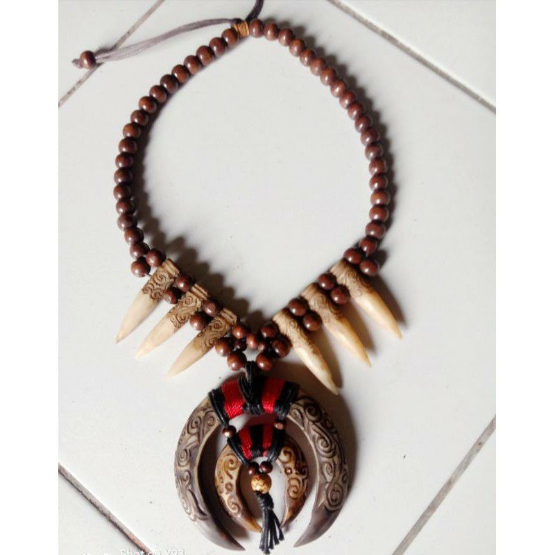 taring babi ukir kalung dayak