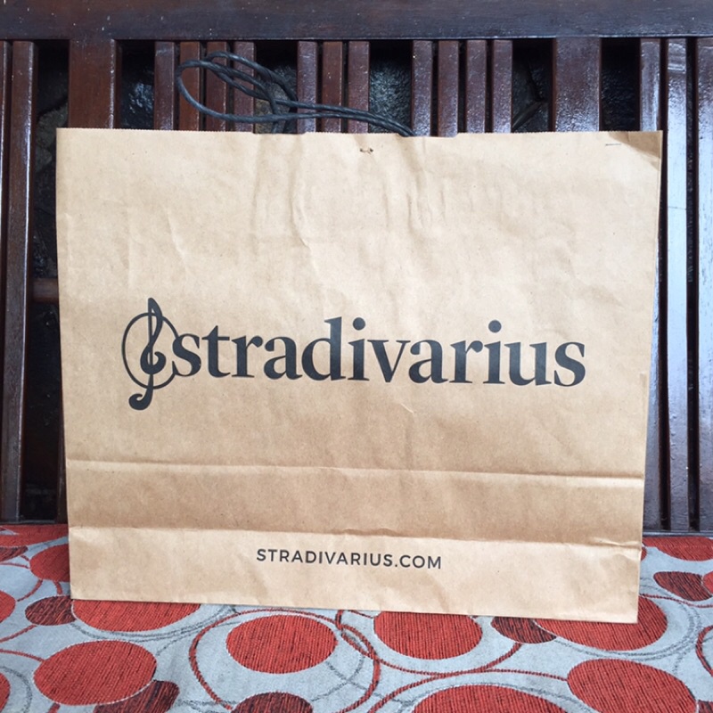 

paperbag stradivarius size L dan M