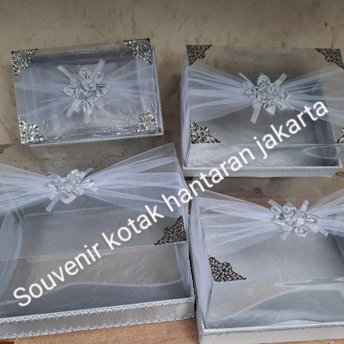 

AKSESORIS PERNIKAHAN KOTAK HANTARAN SESERAHAN MIKA TILE ISI 4 SILVER PERLENGKAPAN PESTA CRAFT