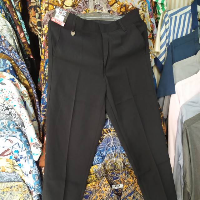 Celana dasar calbin slim fit