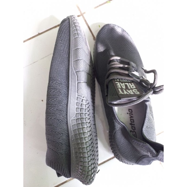 sepatu sneakers rajut pria