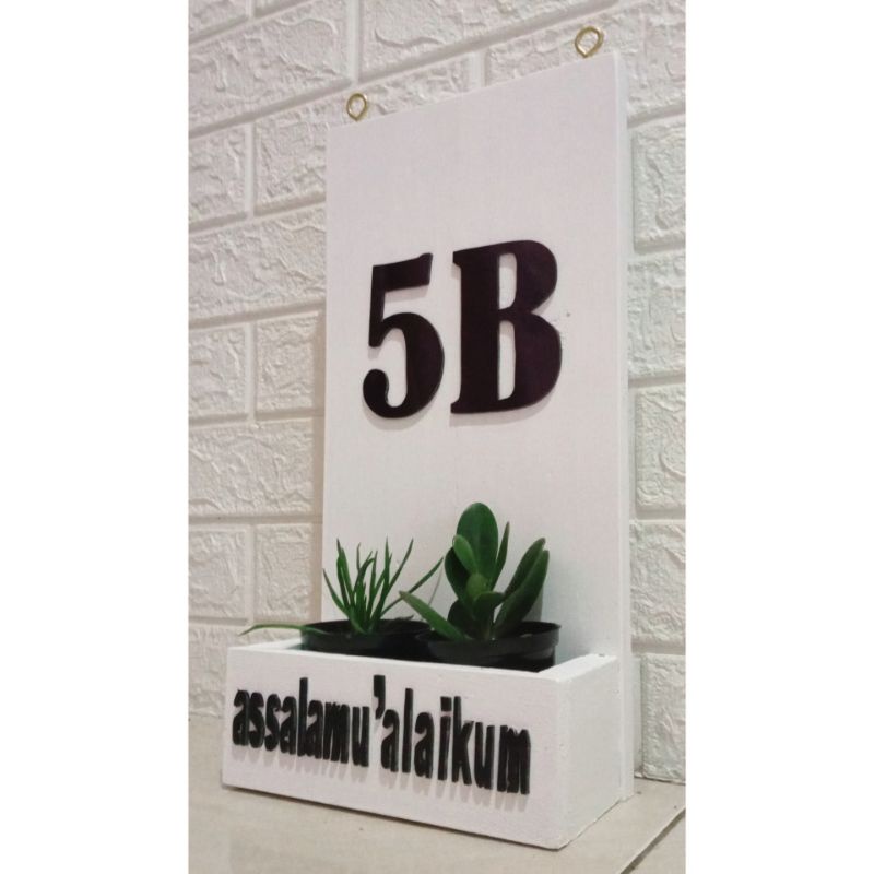 Nomor Rumah kayu ada pot bunga unik nomer rumah