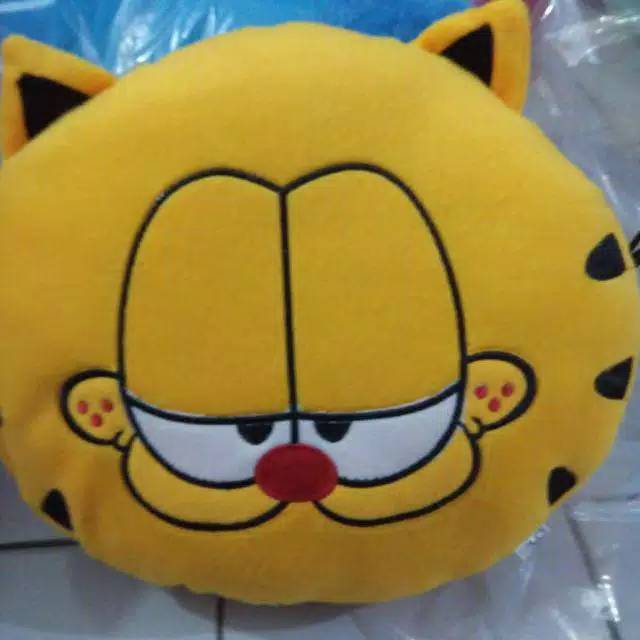 Bantal velboa kepala boneka karakter.