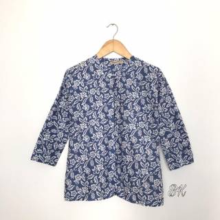 BOLERO OUTER BATIK WANITA LAWASAN MONOCROME BIRU BOLERO OUTER BATIK WANITA LAWASAN MONOCROME BIRU